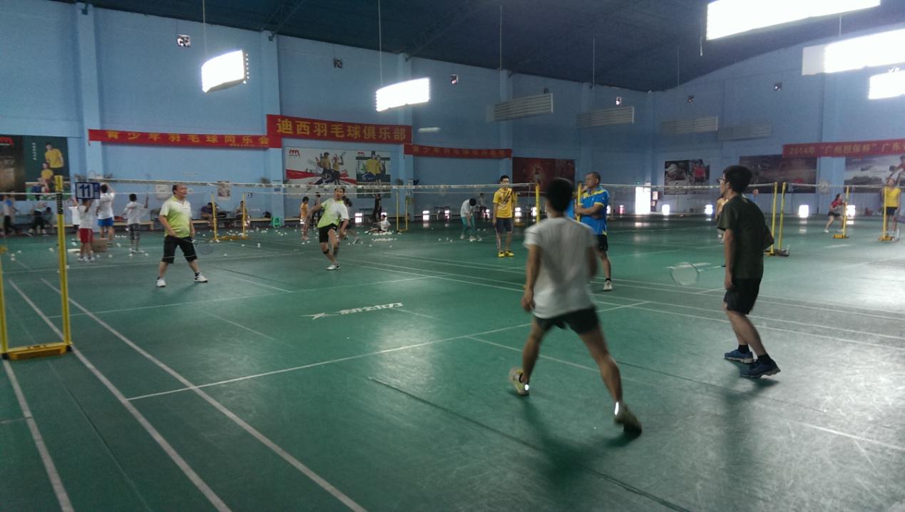 羽毛球比赛进行中